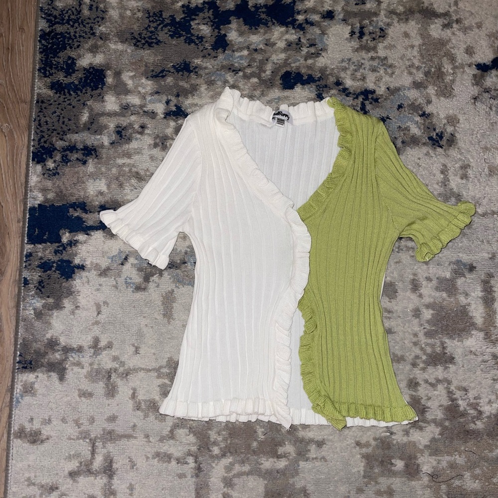 Beginning Boutique Sidewalks Two Toned Crop Top Green- never worn